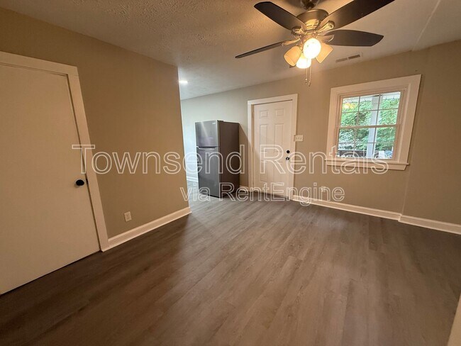 Building Photo - 807 Branson St