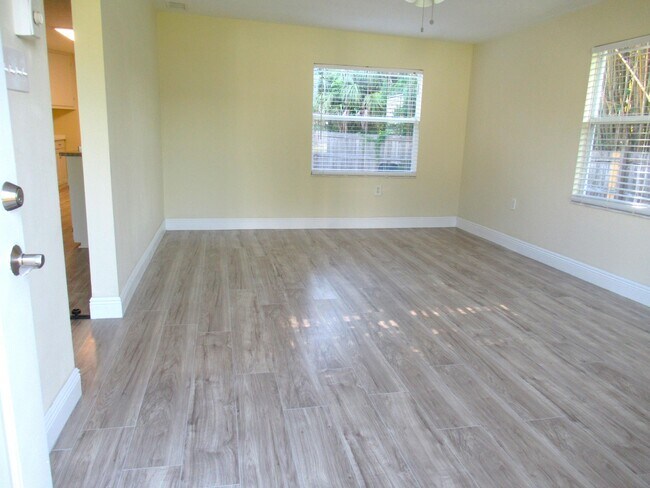 Building Photo - 5310 Palm Dr