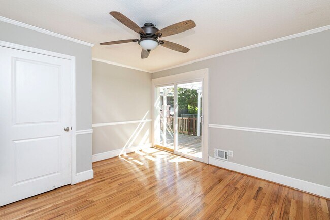 Building Photo - Beautiful rental full of character and charm located in The Avenues of Cayce! Close to USC!