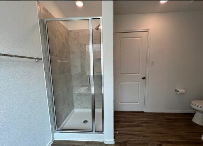 Building Photo - Modern 4-Bed, 2-Bath Retreat with Soaking ...