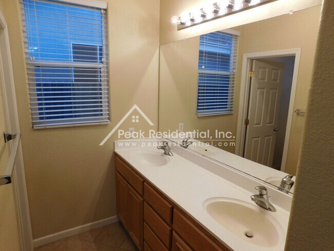 Building Photo - Wonderful 3bd/2ba Elk Grove Home with 2 Ca...