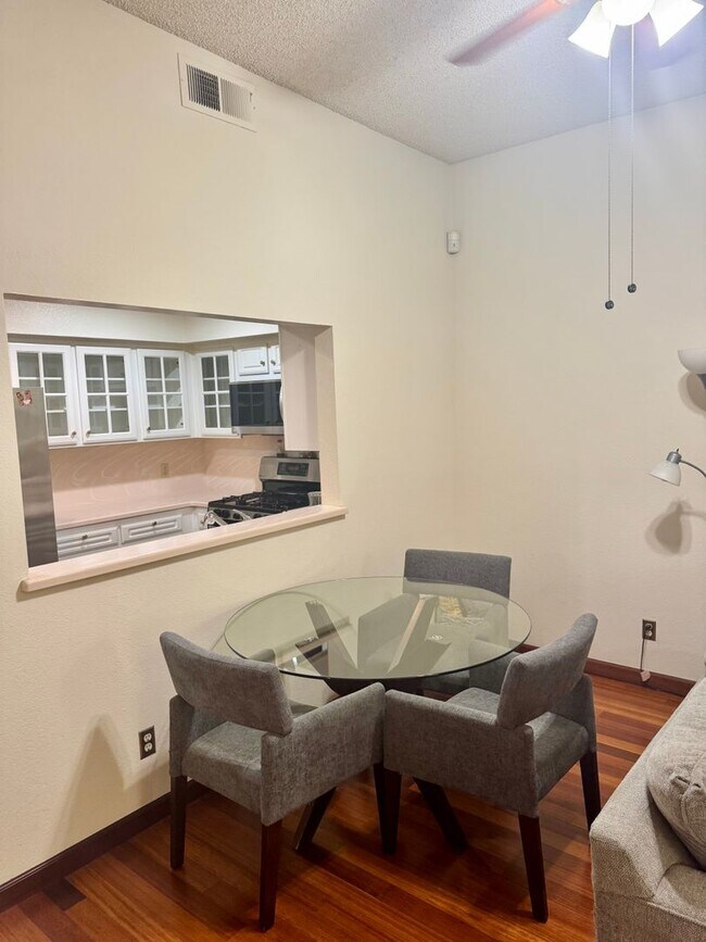 Building Photo - 2 Bedroom, 2 Bath Condo