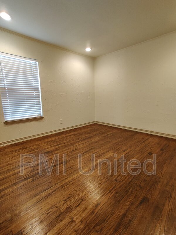 Building Photo - 2216 N Travis St