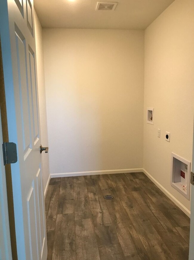 Building Photo - 3 bedroom 2 1/2 bathroom house in Commerce...