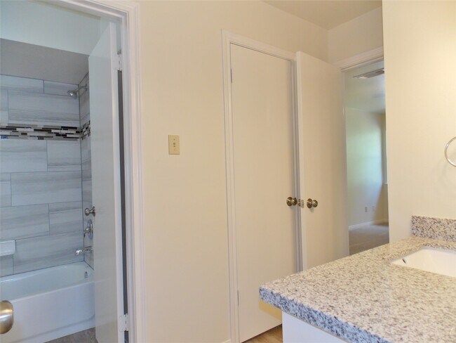 Building Photo - 6607 Tournament Dr