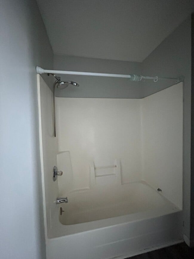 Building Photo - 105 W Emeline St