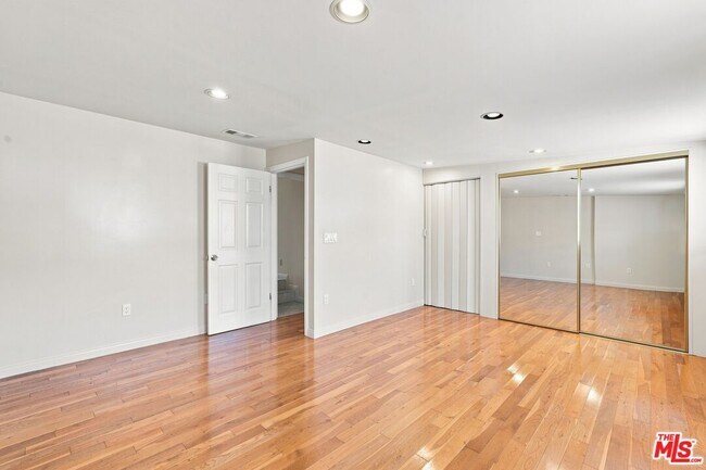 Building Photo - 8845 Glider Ave