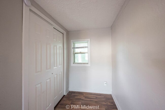 Building Photo - "Cozy 1-Bedroom Retreat in Greenfield – Pe...