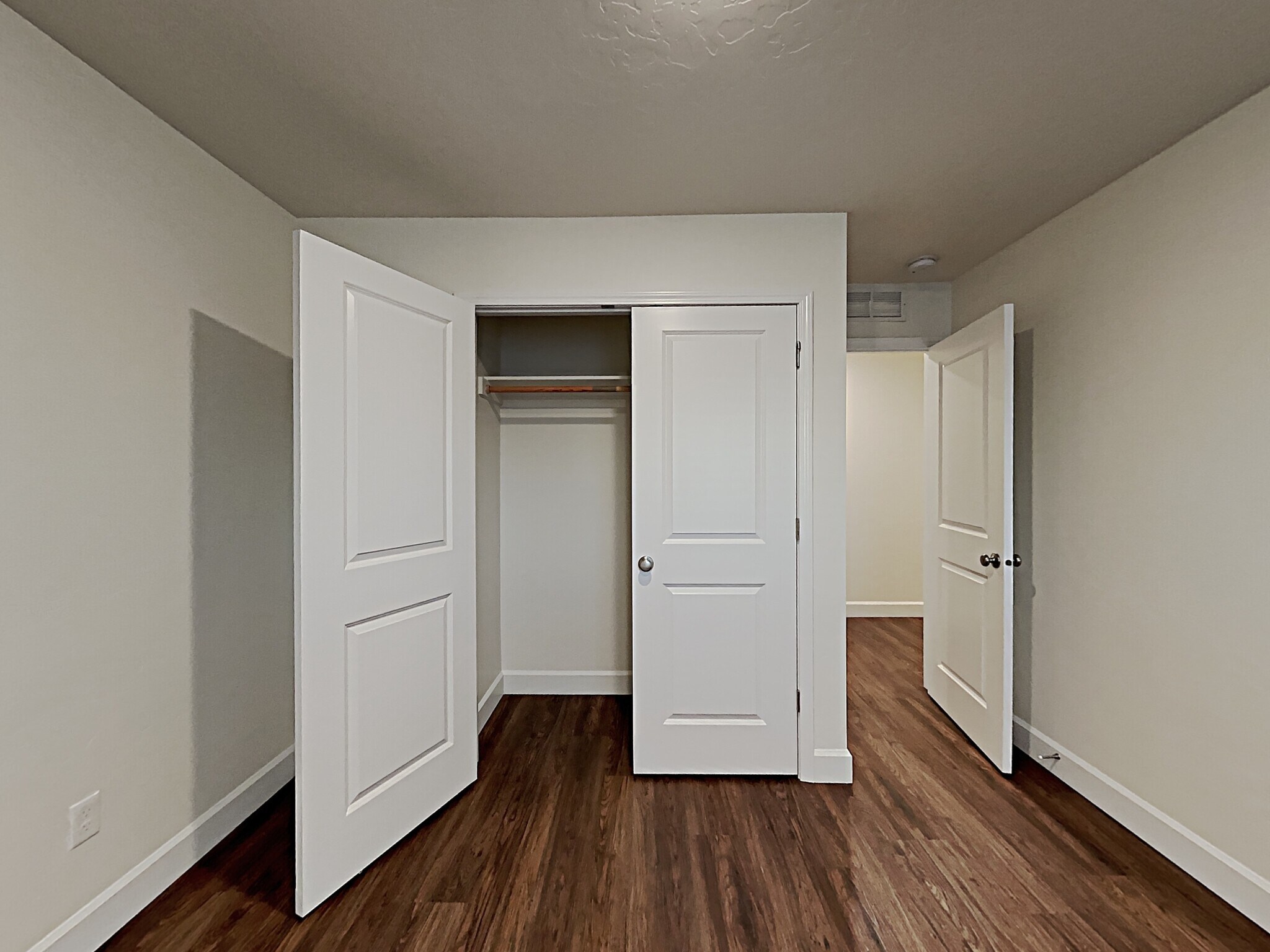 Building Photo - 954 N Barkvine Ave