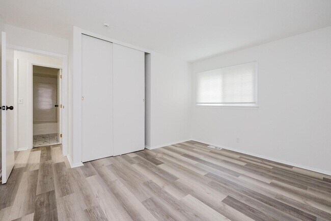 Building Photo - 2825 Hinde Ave