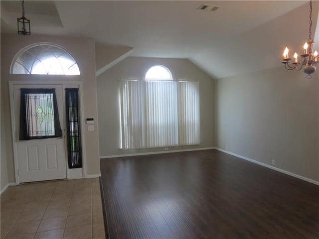 Building Photo - 633 Blue Sky Dr