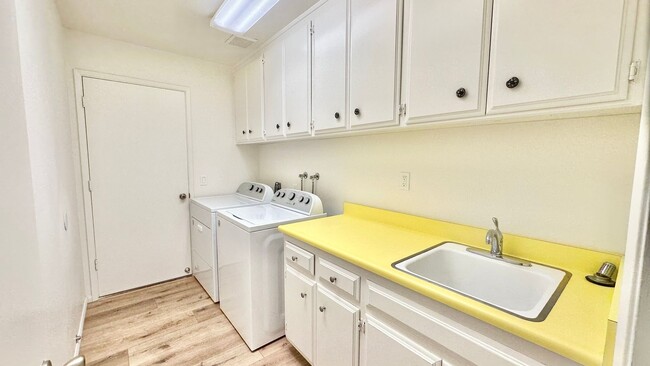 Building Photo - Beautiful Ranch-Style, Single-Story, on Co...