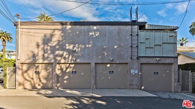 Building Photo - 609 N Doheny Dr