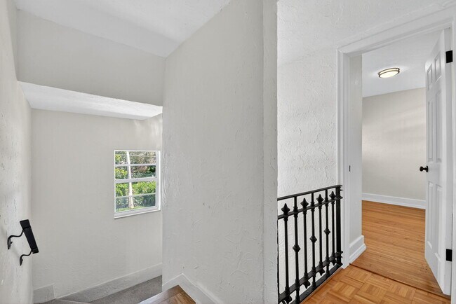 Building Photo - 322 Cornell Dr