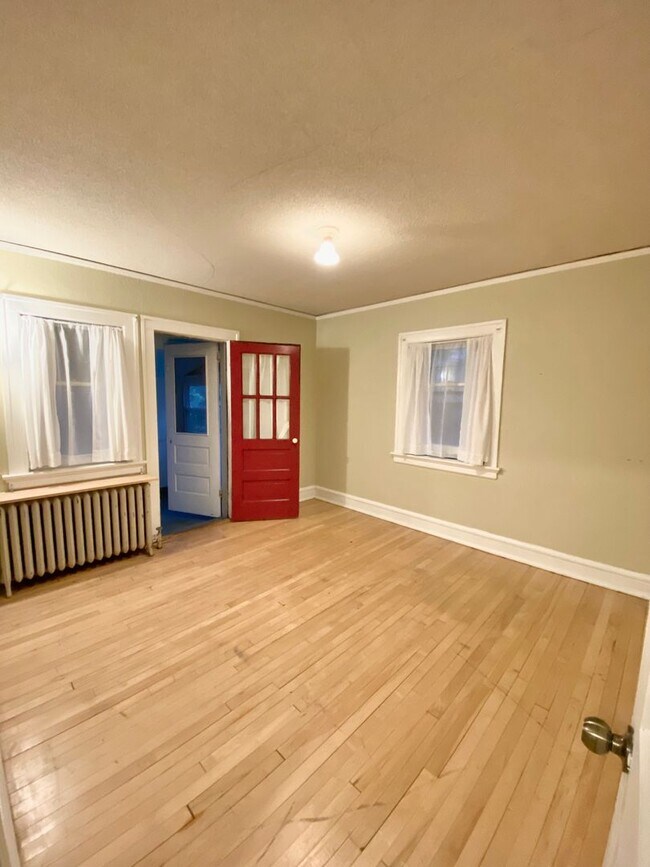 Building Photo - 2016-2018 E 6th Street