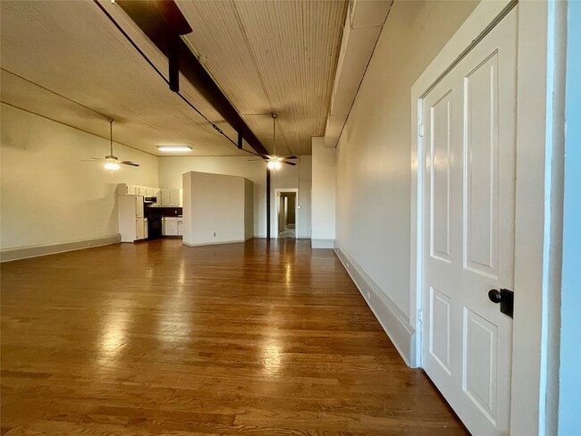 Building Photo - 105 W Hickory St