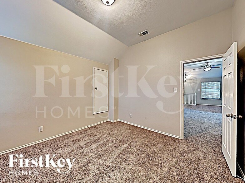 Building Photo - 10805 Middleglen Rd