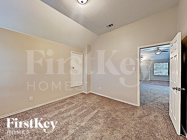 Building Photo - 10805 Middleglen Rd