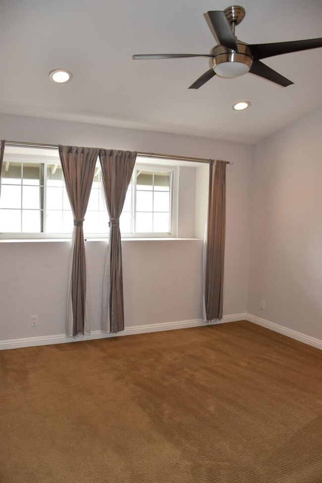 Building Photo - 3 Bedroom 2.5 Bath Hampton Court Condo Nea...