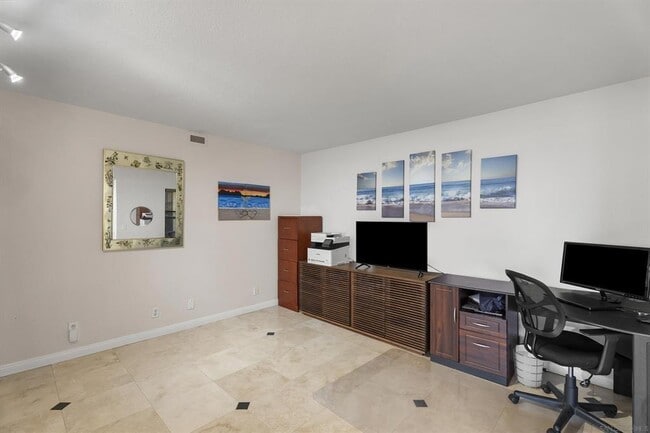 Building Photo - 230 W Laurel St