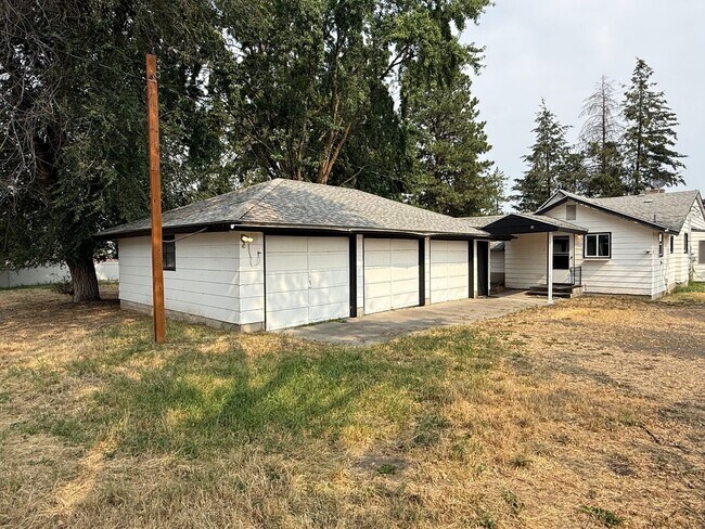Building Photo - 2 Bedroom 1 Bath 1500 Sq/Ft home on Acreage in Medical Lake with 3 Car Garage & Out Building