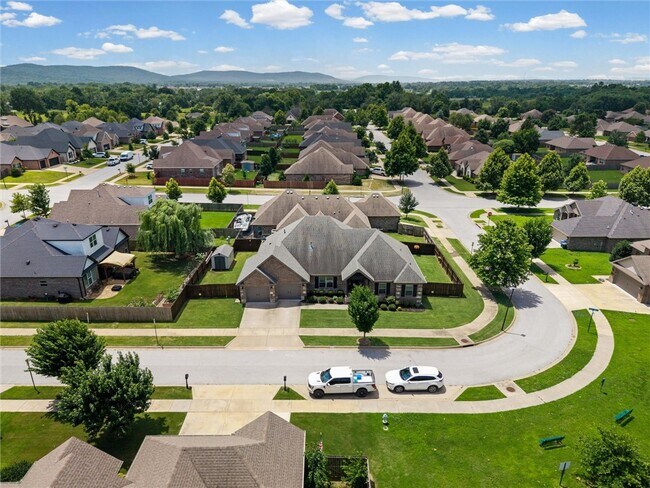 Building Photo - 5819 W Cane Hill Dr