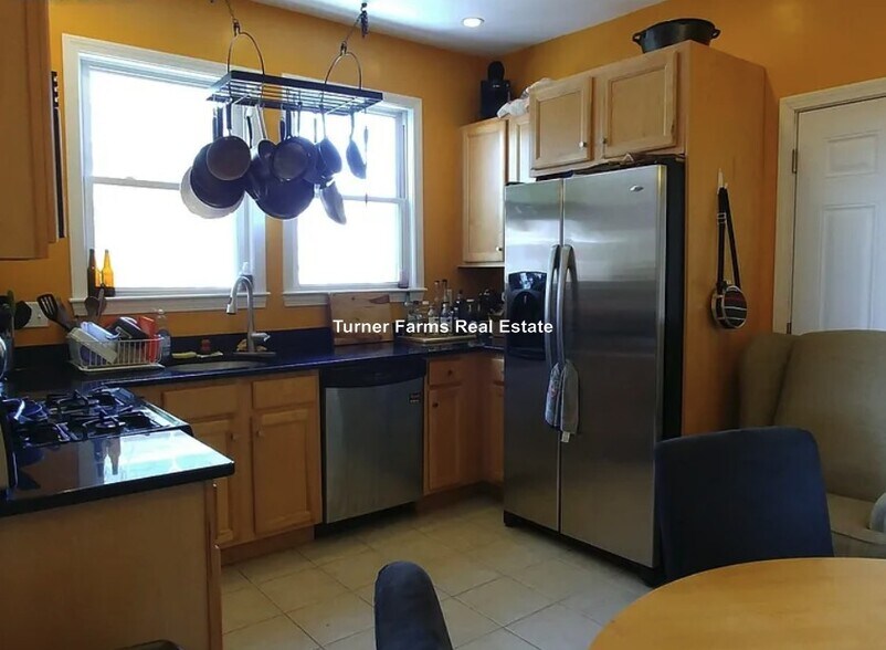 Building Photo - 84 Line St