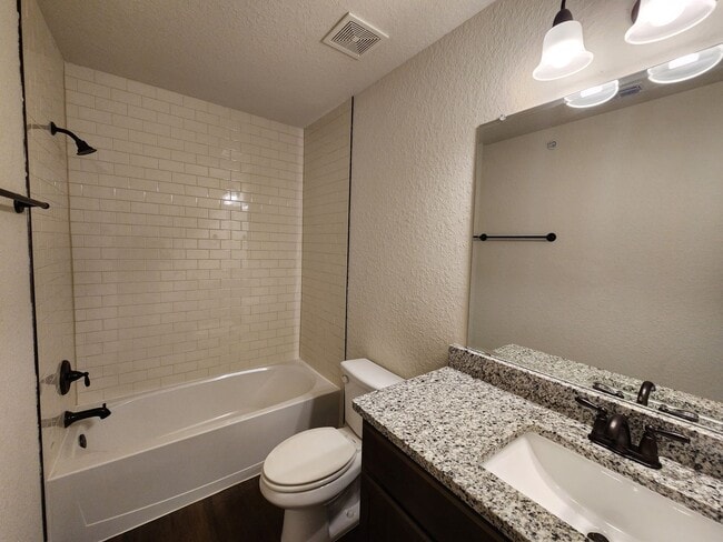 Building Photo - 1 MONTH FREE RENT/ 3/2.5/1.5 Fourplex Clos...