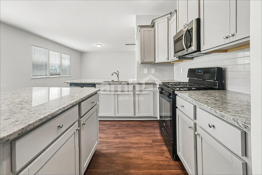 Building Photo - 518 Bush Dr