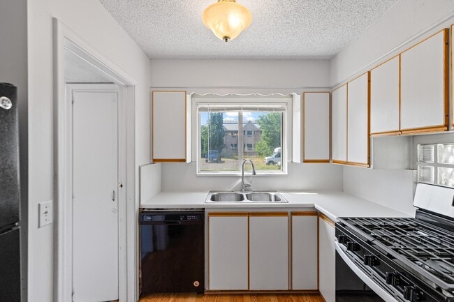 Building Photo - 381 N 200 W