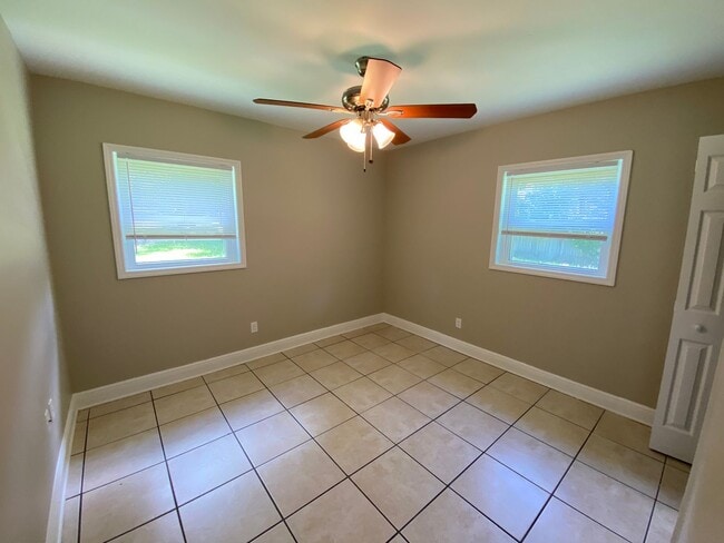 Building Photo - 2/1 Duplex off N. Monroe