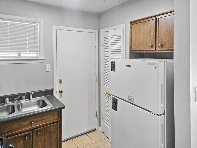 Building Photo - 3570 Carnes Ave