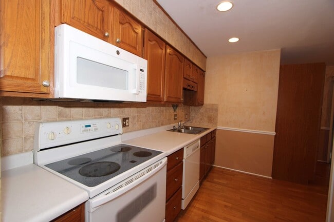 Building Photo - 3 bedroom 2 bathroom Single Family Home