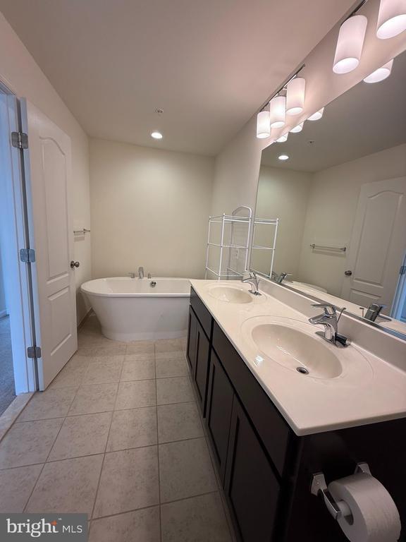 Building Photo - 9508 Weshire Dr