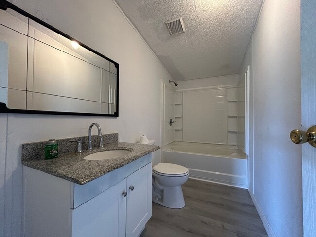 Building Photo - Rental property with land!
