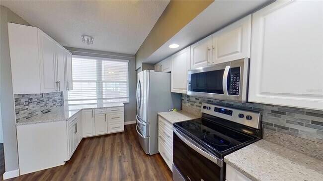 Building Photo - 6495 Shoreline Dr