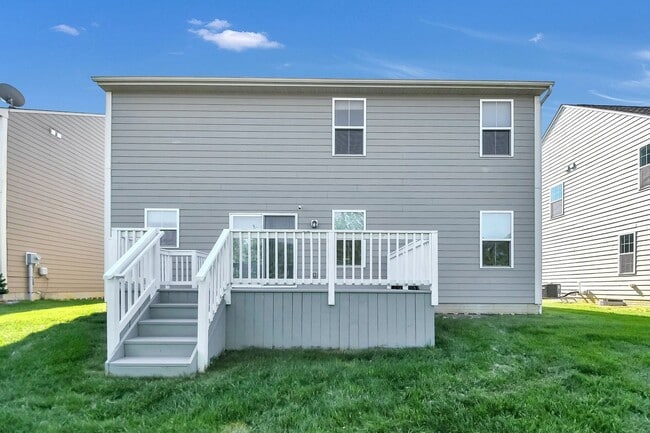Building Photo - Spacious 3 Bedroom Home with Loft, Elegant...