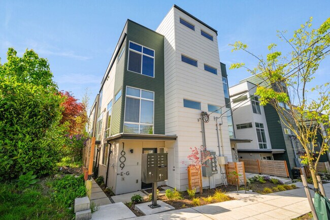 Building Photo - 1600 S Washington St