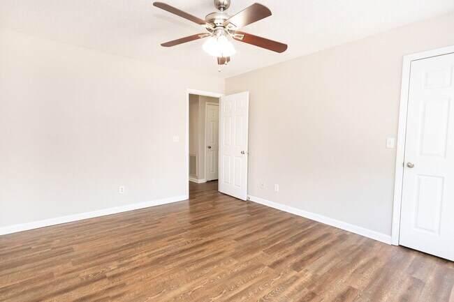 Building Photo - 464 Guyler St