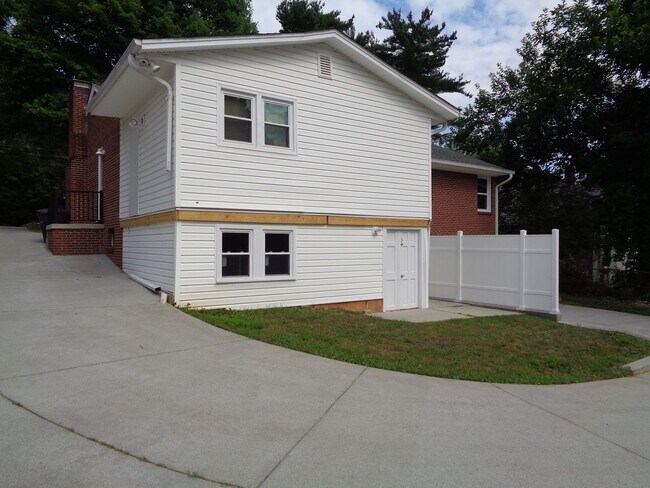 Building Photo - Ardmore-Brick House for Rent on Miller St.