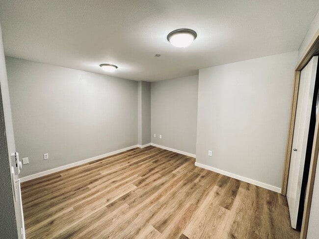 Building Photo - Shoreline - 2 Bedroom plus 1 den/ 2 Bath T...