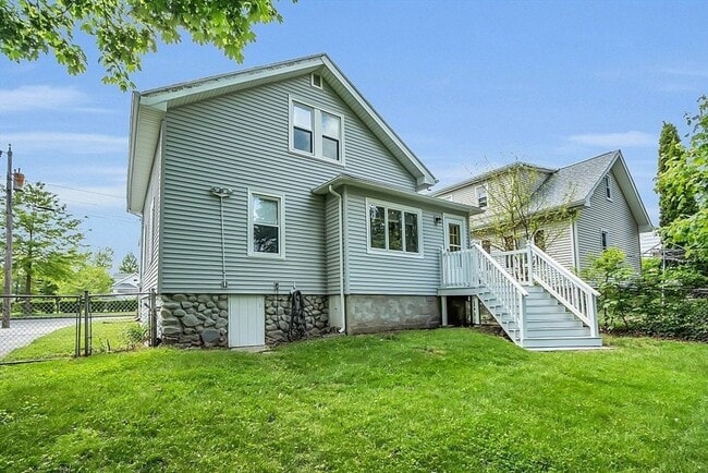 Building Photo - 36 Rowena St