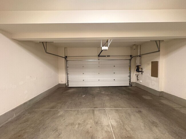 Building Photo - 3 Bed, 4 Bath in Eastvale!