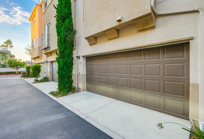 Building Photo - Stunning 3-bed, 3-bath townhome with bonus...