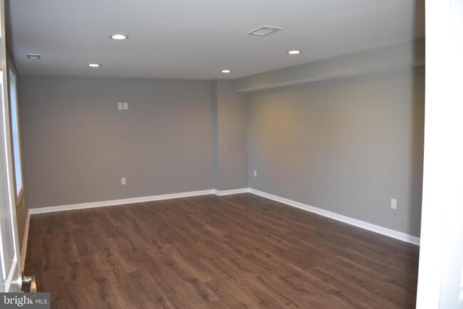 Building Photo - 2174 E Greenleaf Dr