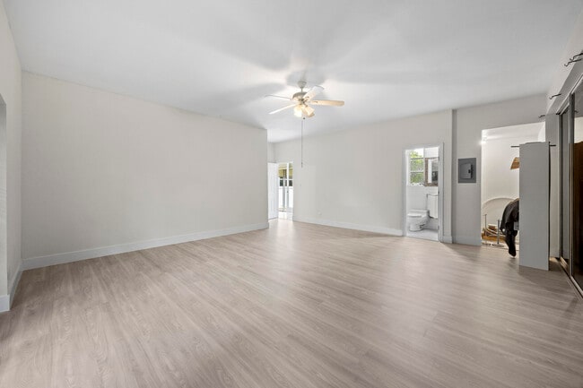 Building Photo - 1828 N Palmway