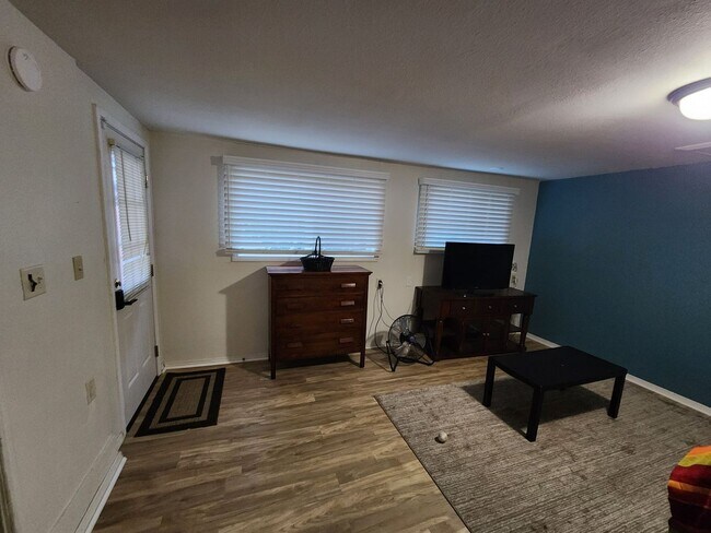 Building Photo - MOVE-IN SPECIAL $500 OFF!  2BD/1BA House with Bonus Room (Extra Bedroom)!