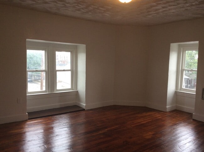 Building Photo - Spacious 3 Bedroom, Laundry, East End Near...