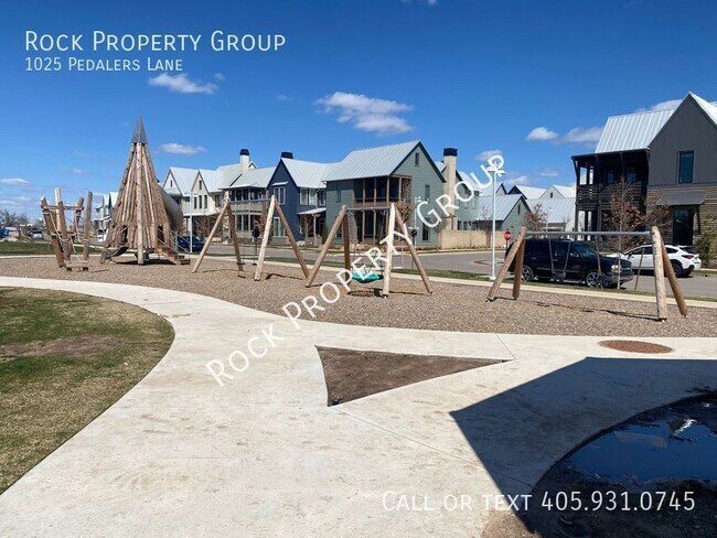 Building Photo - 1025 Pedalers Ln