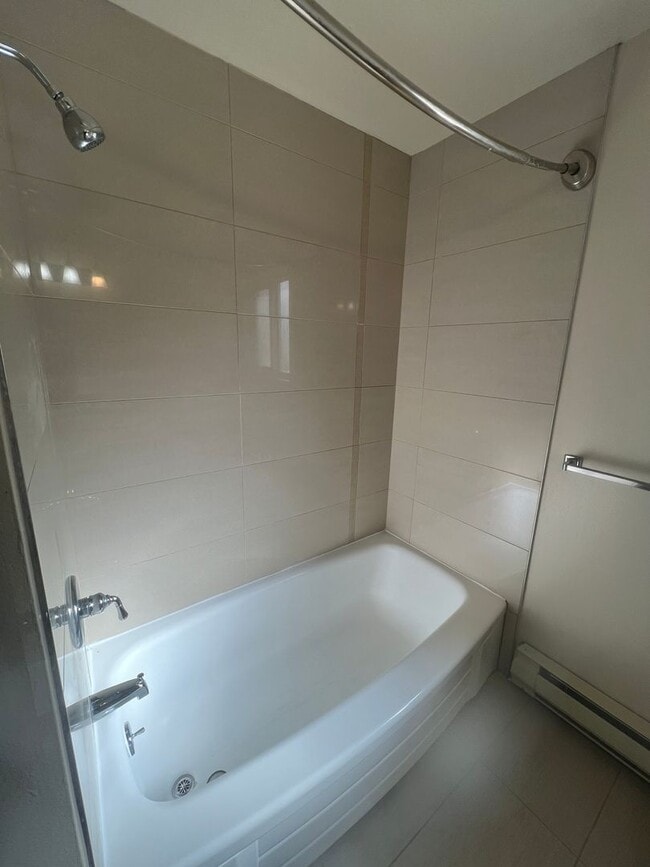 Building Photo - Spacious Fremont 2BR/1BA, split level with private balcony, recently remodeled kitchen!